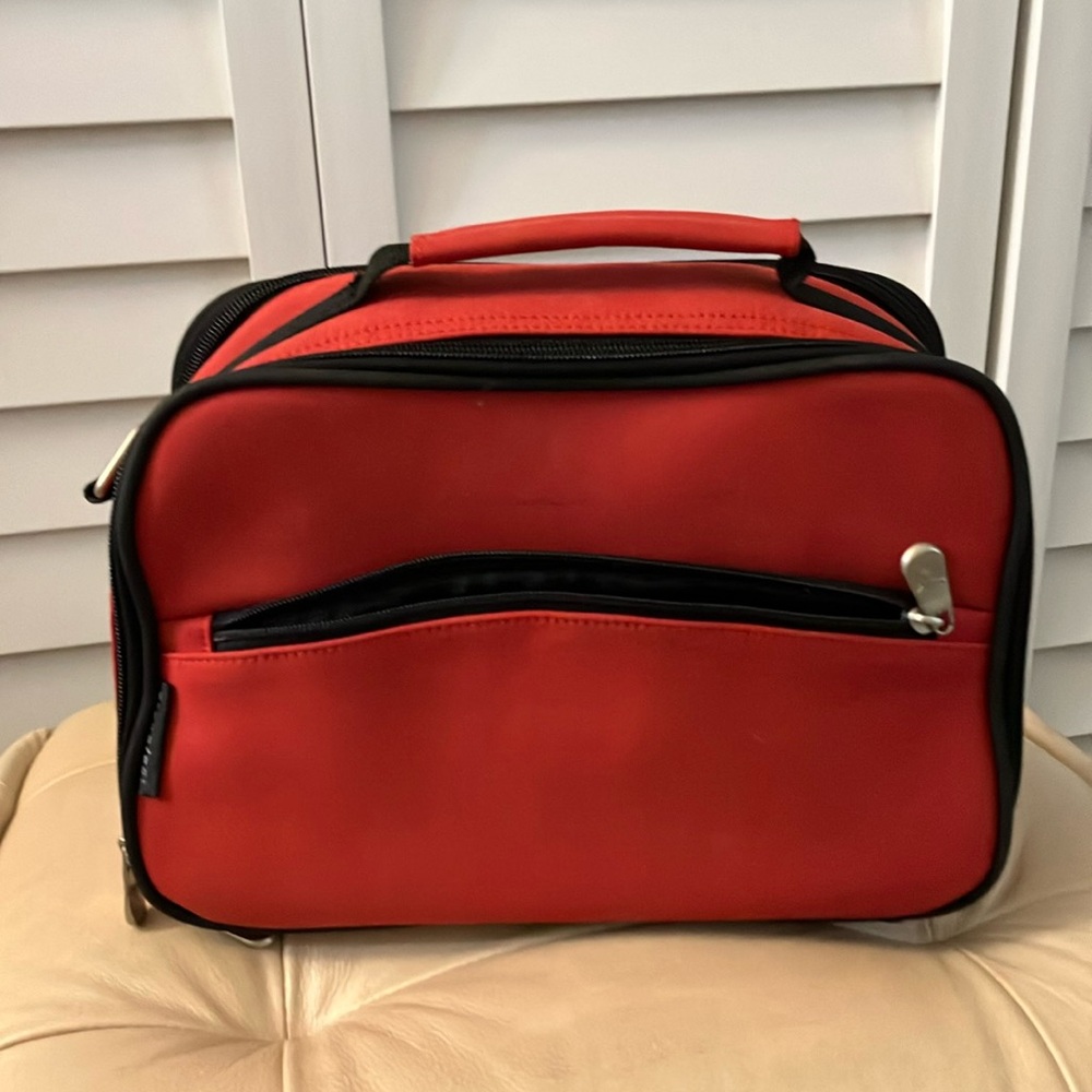 Hanging travel bag